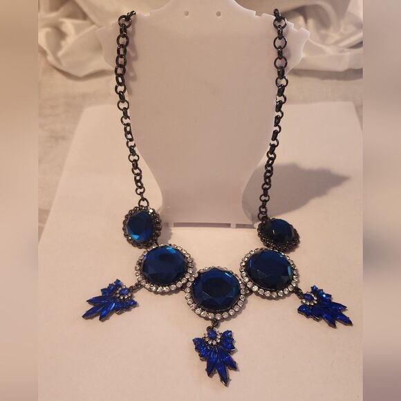 Jewelry - Blue stone chunky statement necklace